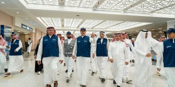 وزير النقل يتفقد حركة السفر والخطط التشغيلية في مطار الملك عبدالعزيز الدولي بجدة