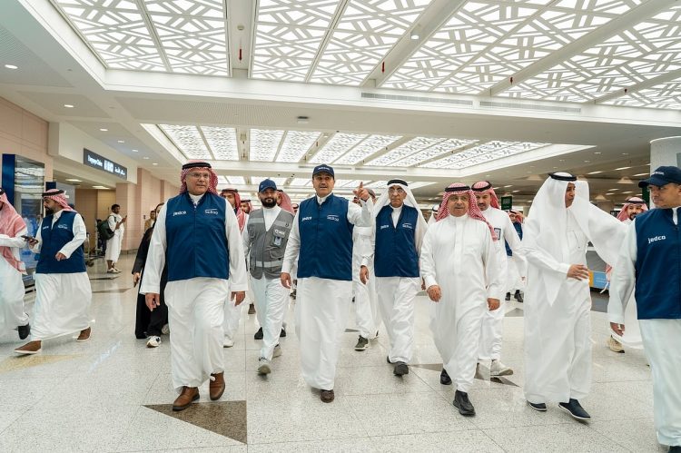 وزير النقل يتفقد حركة السفر والخطط التشغيلية في مطار الملك عبدالعزيز الدولي بجدة