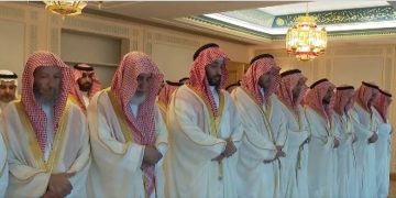 ولي العهد يؤدي صلاة عيد الفطر المبارك في المسجد الحرام بمكة المكرمة