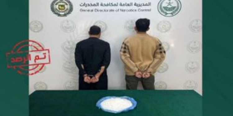 القبض على مواطنين ومقيمين باكستانيين لترويجهما الحشيش والميثامفيتامين بالحدود الشمالية والمدينة المنورة