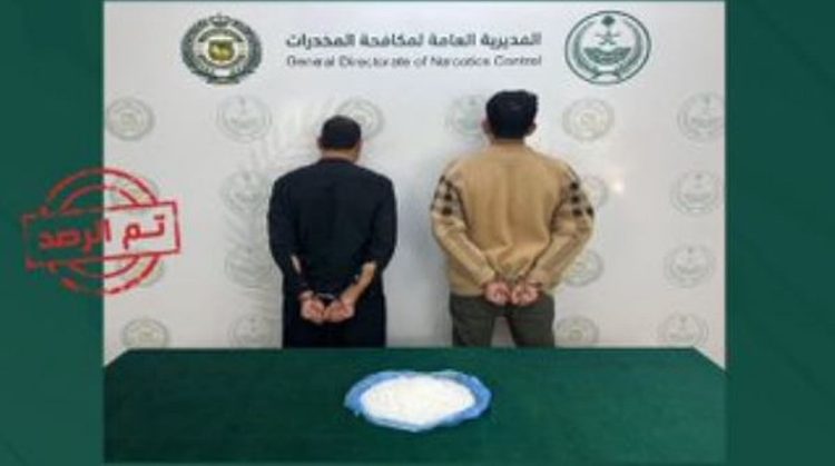 القبض على مواطنين ومقيمين باكستانيين لترويجهما الحشيش والميثامفيتامين بالحدود الشمالية والمدينة المنورة