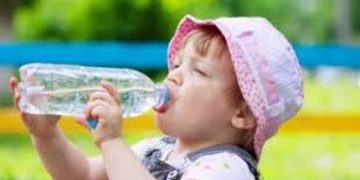 أبرزها شرب كميات كافية من الماء.. إرشادات وقائية لحماية الأطفال من حرارة الصيف