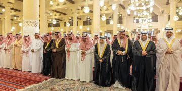 أمير الرياض ونائبه يؤدّيان صلاة الميت على الأمير محمد بن فيصل بن محمد