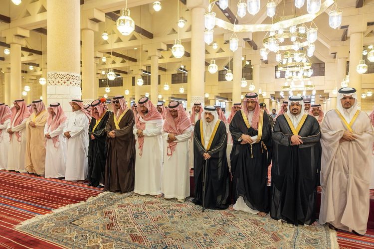 أمير الرياض ونائبه يؤدّيان صلاة الميت على الأمير محمد بن فيصل بن محمد