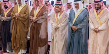 أمير  الرياض يؤدي صلاة الميت على الأميرة الجوهرة بنت فيصل بن عبدالله