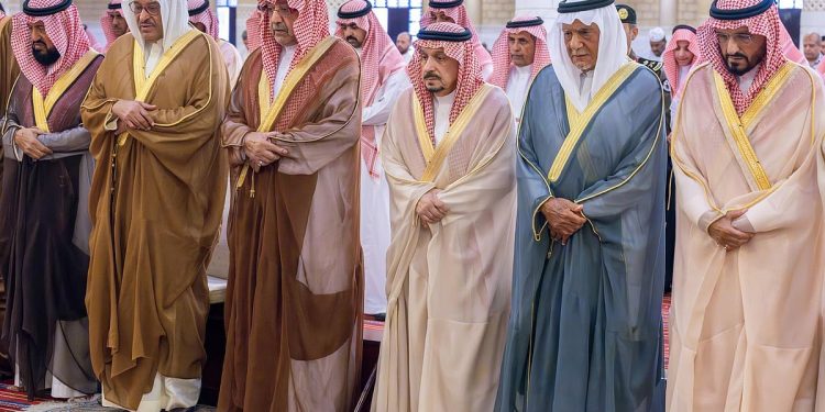 أمير  الرياض يؤدي صلاة الميت على الأميرة الجوهرة بنت فيصل بن عبدالله
