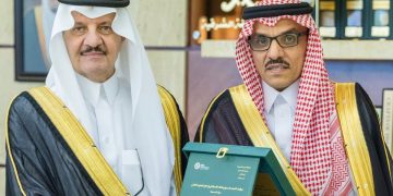 أمير الشرقية يتسلّم نسخة من أطروحة ماجستير للزميل أحمد العدواني