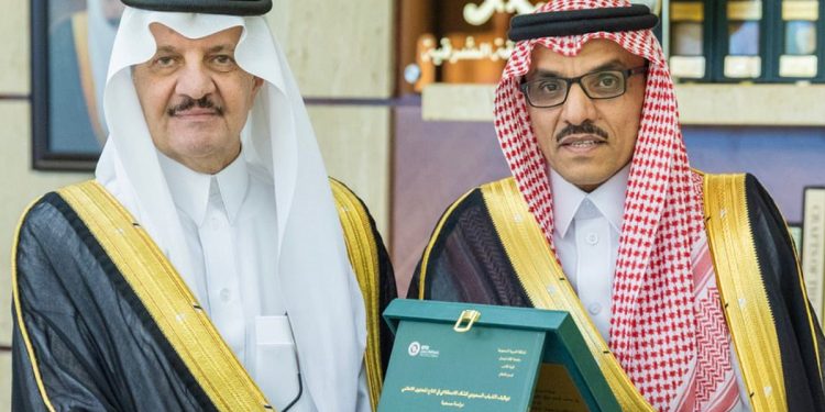 أمير الشرقية يتسلّم نسخة من أطروحة ماجستير للزميل أحمد العدواني