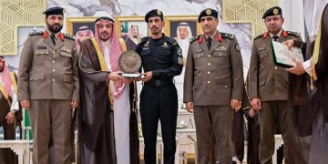 أمير القصيم يكرّم رجل أمن تقديرًا لجهوده في إنقاذ حياة آخرين من حريق بعنيزة