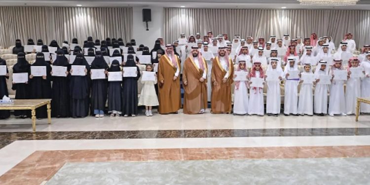 أمير جازان يكرم الطلاب والطالبات الحاصلين على جائزة «منافس 2025»