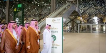 أمير منطقة المدينة المنورة يتفقد محطة قطار الحرمين