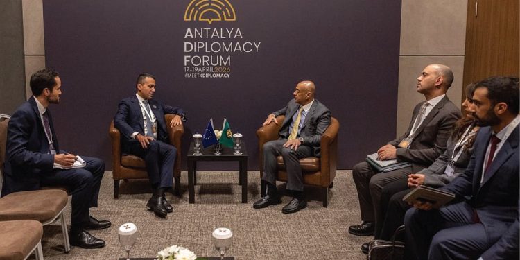 أمين مجلس التعاون يبحث تعزيز التعاون مع مبعوث الاتحاد الأوروبي لشؤون الخليج 