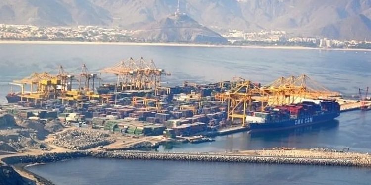 إمارة الشارقة: السيطرة على حريق في ميناء خورفكان نجم عن سقوط شظايا