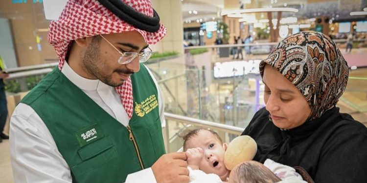 إنفاذًا لتوجيهات القيادة.. وصول التوأم الملتصق المغربي «سجى وضحى» إلى الرياض