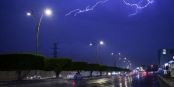 البرق يُزين سماء عسير في ليلة ماطرة