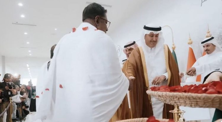 «الجاسر» يؤكد جاهزية منظومة النقل خلال استقباله أولى رحلات الحجاج لموسم الحج عبر مبادرة «طريق مكة»