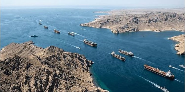 «الحرس الثوري»: سنتعامل بكل حزم مع أي سفن عسكرية تقترب من مضيق هرمز