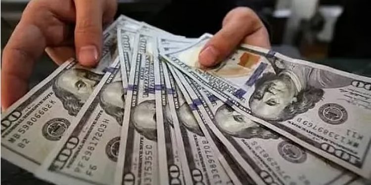 الدولار يتراجع قرب أدنى مستوى له في 6 أسابيع