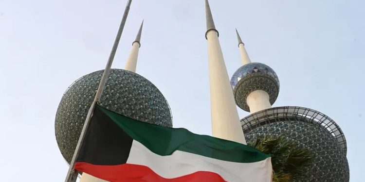 الصحة الكويتية: إصابة 6 أشخاص جراء سقوط شظايا على منطقة سكنية