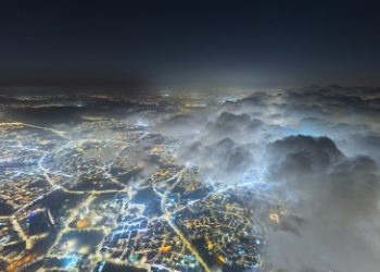 الضباب ينساب على سفوح أبها في لوحة طبيعية نادرة