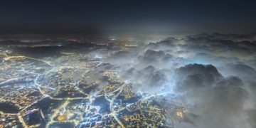 الضباب ينساب على سفوح أبها في لوحة طبيعية نادرة