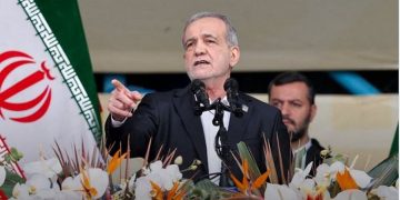 القيادة العسكرية الإيرانية: نرصد تحركات الجيش الأمريكي وسنرد بقوة إذا استمر الحصار