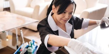 الكفيل أم مكتب الاستقدام.. من المسؤول عن دفع تذكرة العمالة المنزلية للسفر بعد 6 أشهر؟