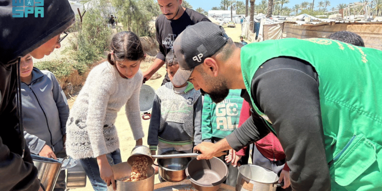 المملكة توزع آلاف الوجبات الغذائية الساخنة في قطاع غزة