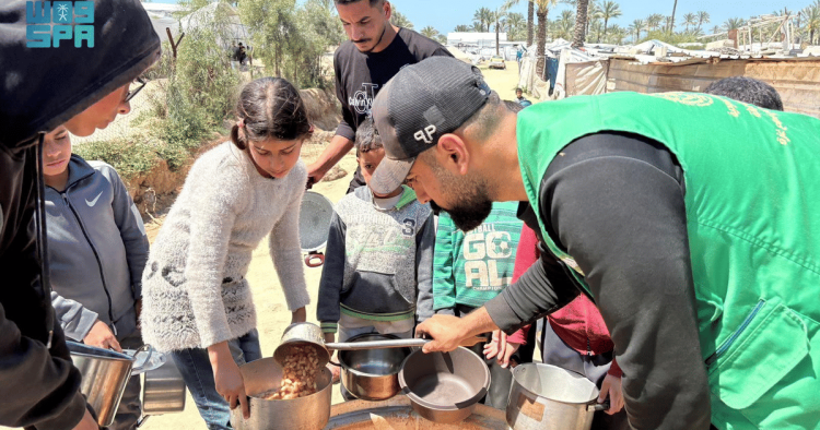 المملكة توزع آلاف الوجبات الغذائية الساخنة في قطاع غزة