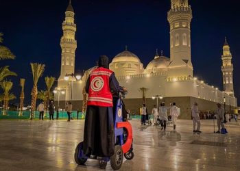 الهلال الأحمر بمنطقة المدينة يكرّم مواطنة أسهمت في إنقاذ طفلة بمسجد قباء