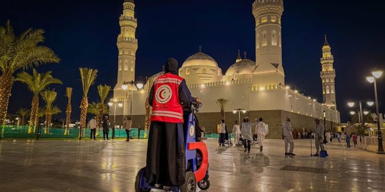 الهلال الأحمر بمنطقة المدينة يكرّم مواطنة أسهمت في إنقاذ طفلة بمسجد قباء