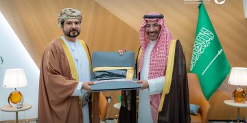 الوزير الخريف يبحث تعزيز التعاون الصناعي مع رئيس الهيئة المناطق الاقتصادية بعُمان 