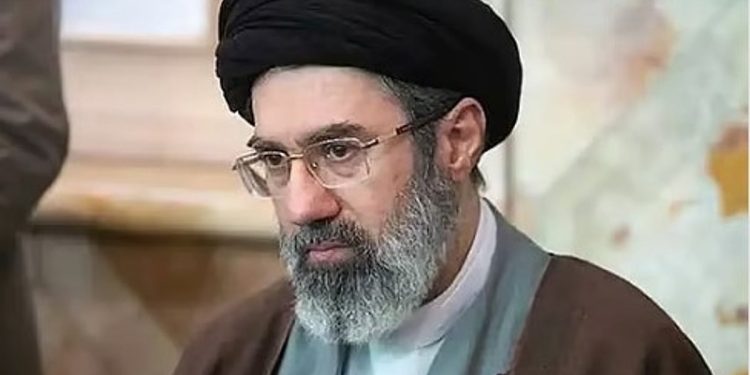 باحث سياسي يوضح أسباب تمسك إيران بـ«مجتبى خامنئي» رغم وضعه الصحي