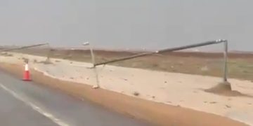بالفيديو| أمطار ورياح تُسقط أعمدة كهرباء برياض الخبراء دون إصابات