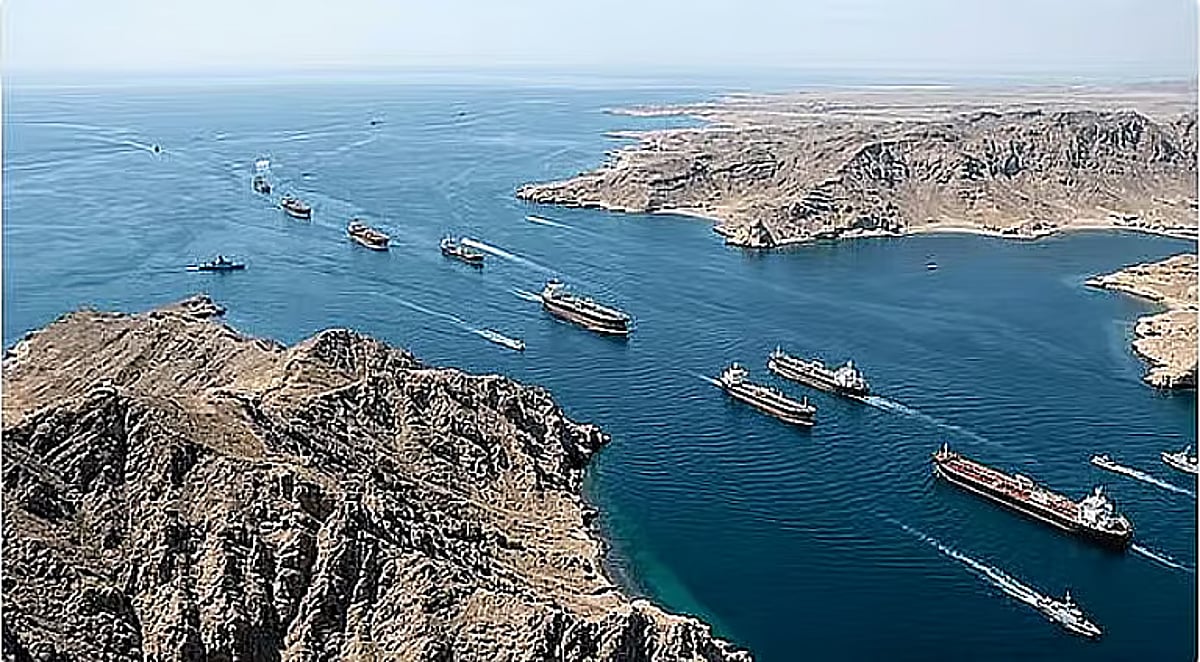 بلومبرغ: أمريكا تحقق بصفقات نفط مشبوهة أُبرمت قبل تغيير ترامب لمواقفه بشأن إيران