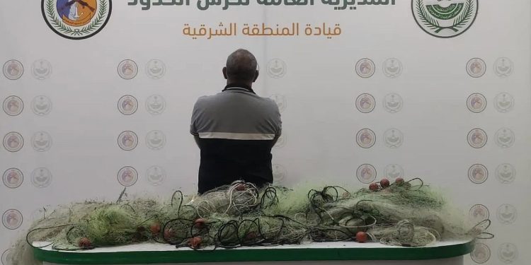 حرس الحدود بالمنطقة الشرقية يضبط مواطنًا مخالفًا للأنشطة البحرية