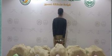 حرس الحدود بعسير يقبض على إثيوبي لتهريبه 67 كيلوجرامًا من القات المخدر