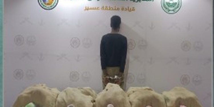 حرس الحدود بعسير يقبض على إثيوبي لتهريبه 67 كيلوجرامًا من القات المخدر