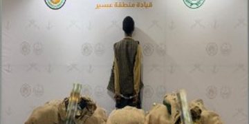 حرس الحدود بعسير يقبض على إثيوبي لتهريبه 98 كيلوجرامًا من القات المخدر