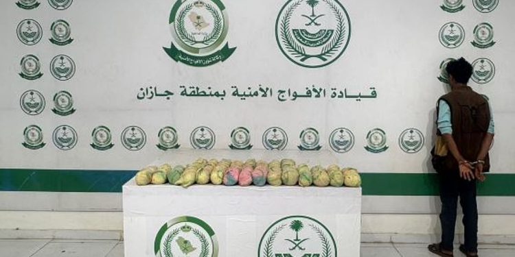 دوريات الأفواج الأمنية بجازان تقبض على مخالف يمني لتهريبه 9 كيلو جرامات من نبات القات