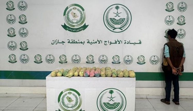 دوريات الأفواج الأمنية بجازان تقبض على مخالف يمني لتهريبه 9 كيلو جرامات من نبات القات