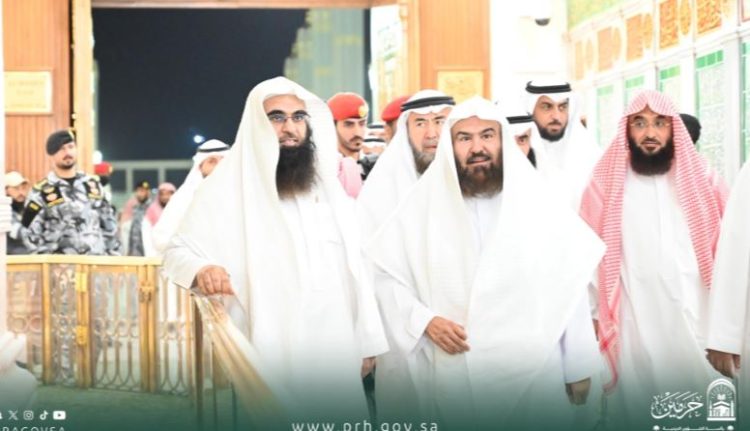 رئيس الشؤون الدينية يزور الروضة الشريفة ويؤكد أهمية الالتزام بالهدي النبوي في آداب الزيارة
