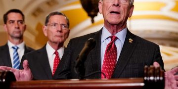 رئيس لجنة القوات المسلحة في مجلس الشيوخ الأمريكي يطالب ترامب باستئناف الحرب على إيران