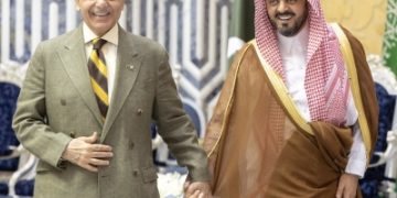 رئيس وزراء باكستان يصل جدة