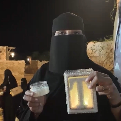 'سعاد'.. حِرَفية تحوّل كنوز البحر إلى تحف فنية