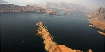 سلطنة عمان وإيران تبحثان الخيارات الممكنة لضمان انسيابية العبور في مضيق هرمز