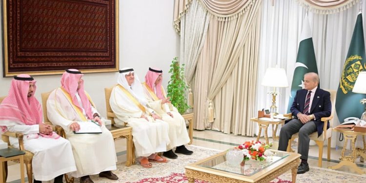 شهباز شريف يشدد على التزام باكستان بتوسيع تعاونها مع المملكة في جميع المجالات