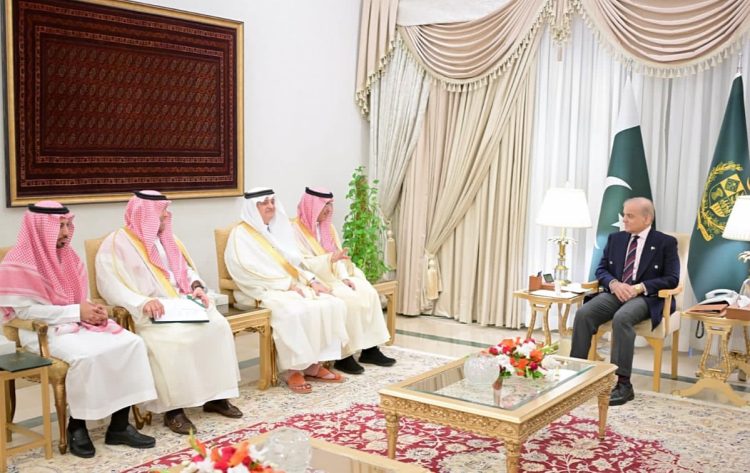 شهباز شريف يشدد على التزام باكستان بتوسيع تعاونها مع المملكة في جميع المجالات