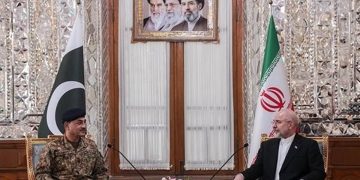 ضمن جهود الوساطة.. قائد الجيش الباكستاني يلتقي رئيس البرلمان الإيراني في طهران