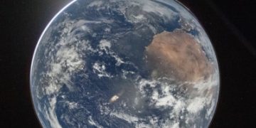 طاقم 'أرتيميس 2' يتجاوز منتصف المسافة نحو القمر